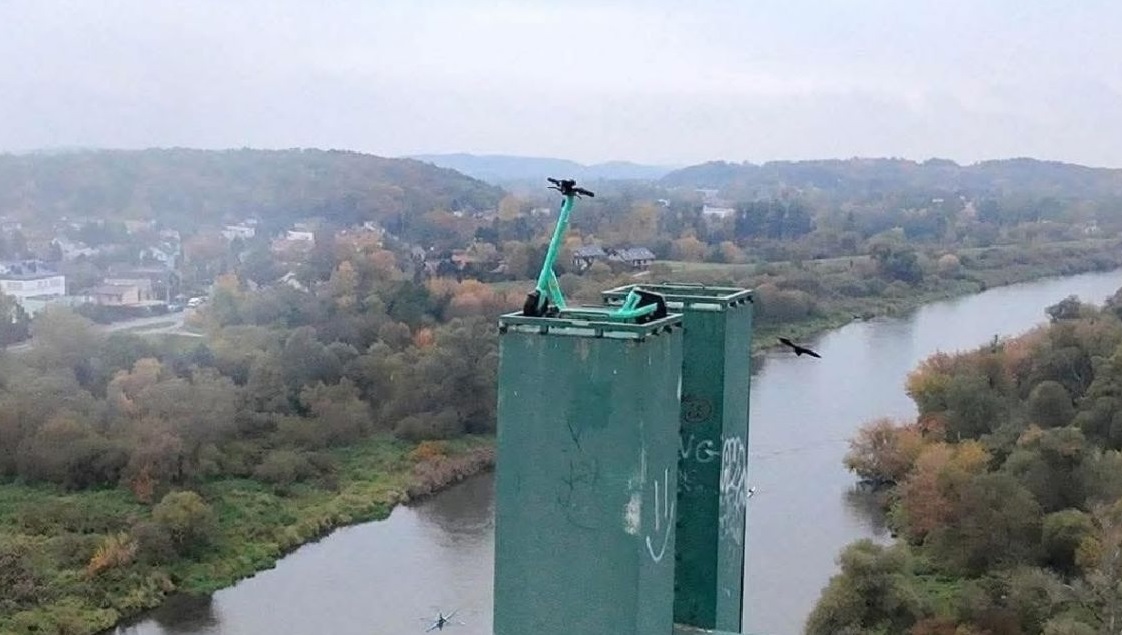 Trotinetă electrică găsită „parcată” la 40 de metri deasupra solului, pe un pod din Polonia