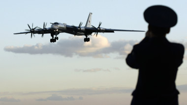 Bombardier Tu-95 aterizând la baza Engels