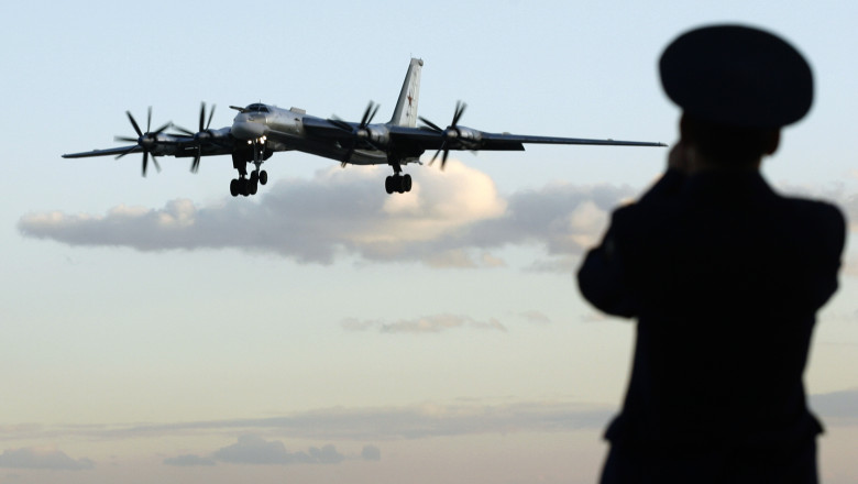 Bombardier Tu-95 aterizând la baza Engels