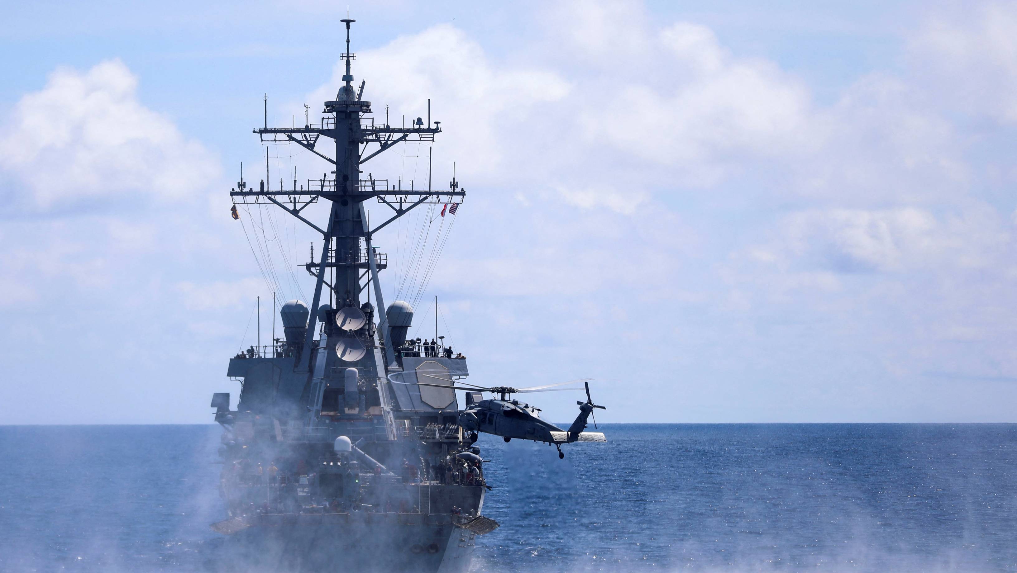 Războiul lui Trump contra narcotraficanților. Armata americană are la bordul unei nave doi supraviețuitori ai atacului SUA din Caraibe