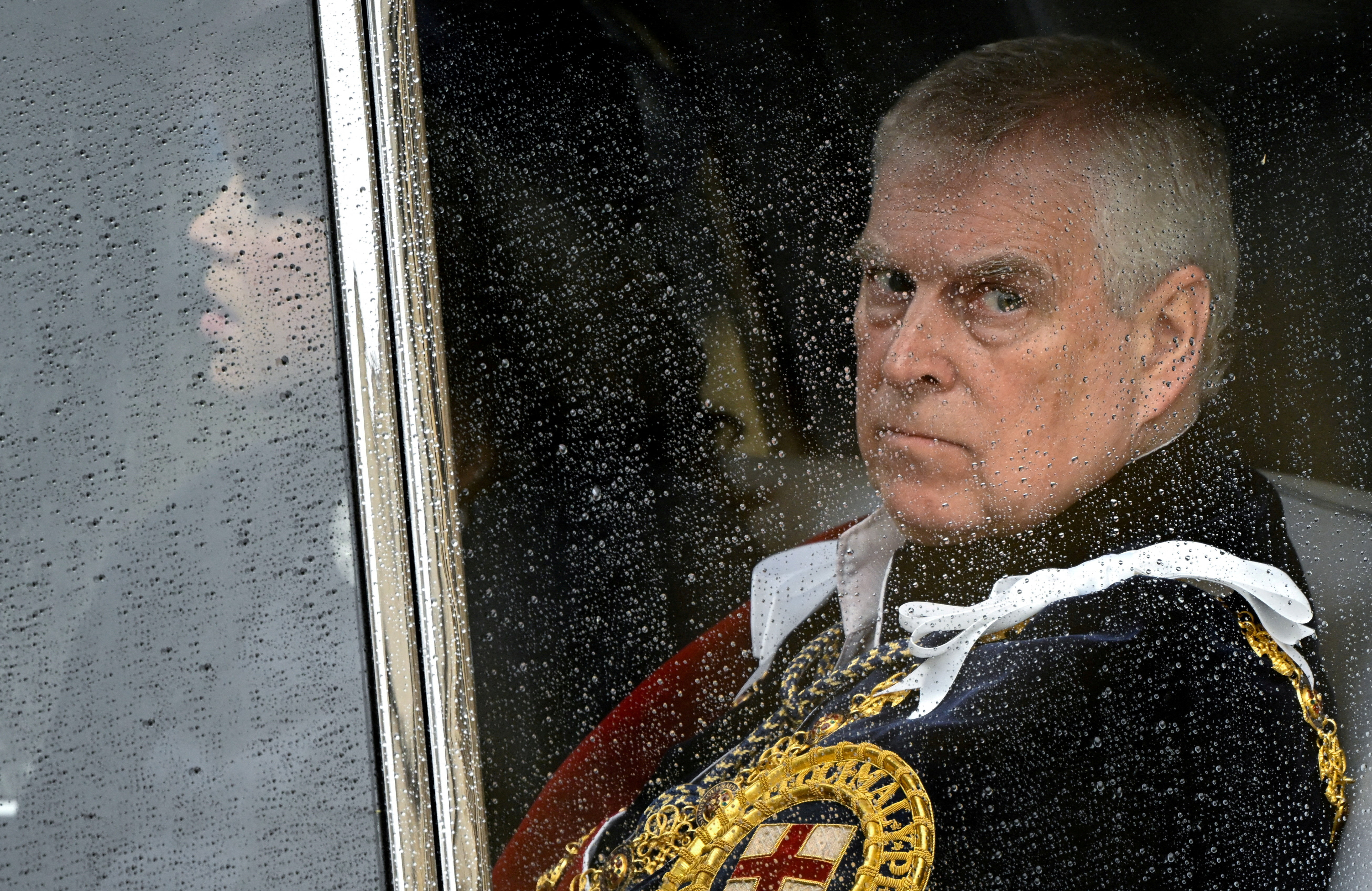 Prințul Andrew renunță la toate titlurile regale, inclusiv la cel de duce de York, după „discuții cu Regele Charles”