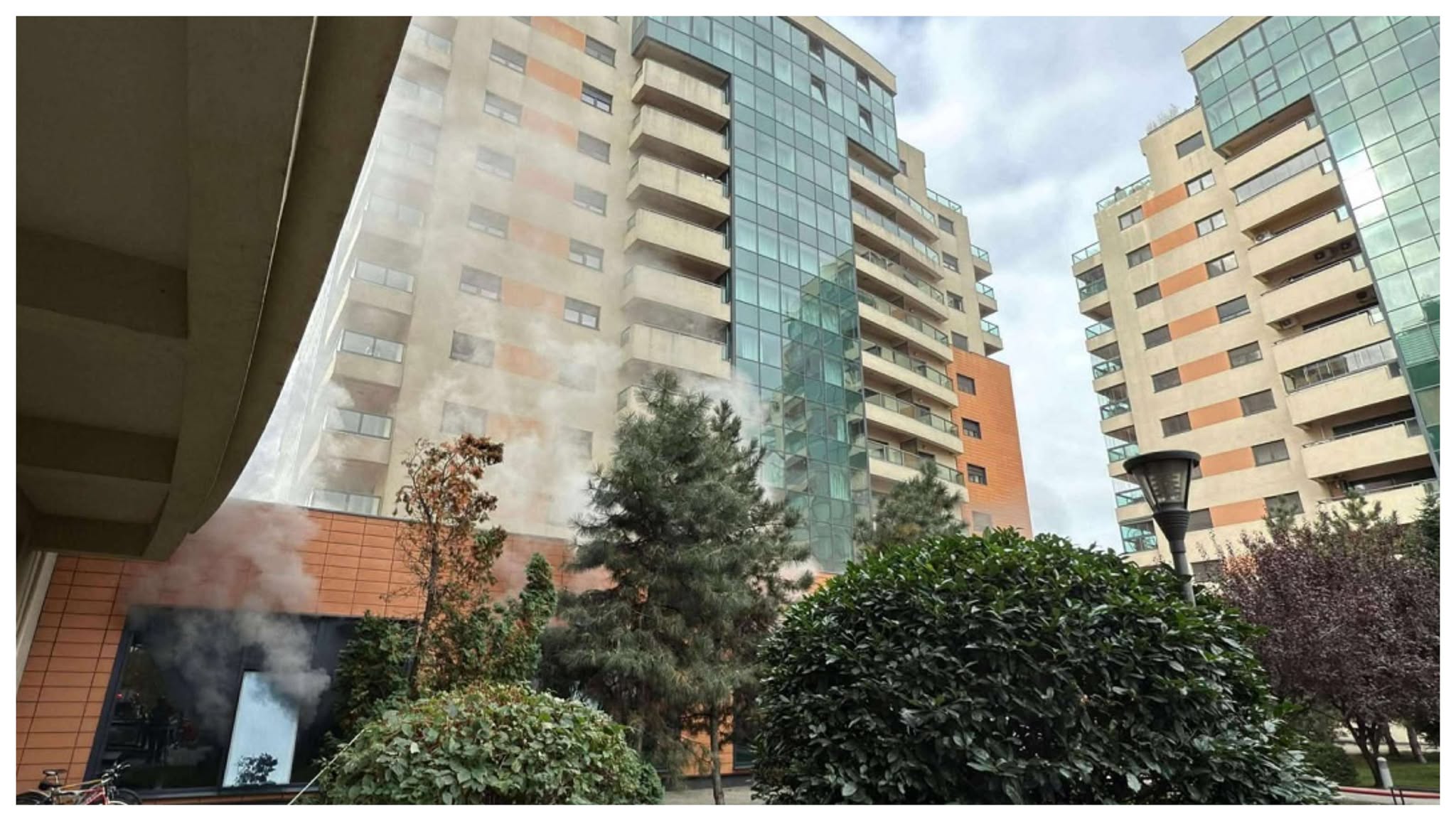 Incendiu la subsolul unui bloc din sectorul 6, unde funcționează un centru spa. Zeci de oameni, evacuați