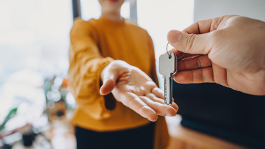 femeie cumpara un apartament