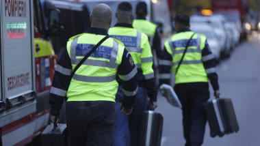 Anchetatori cu valize la locul exploziei de la blocul din Rahova