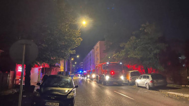 masini de pompieri la un bloc unde a avut loc explozie