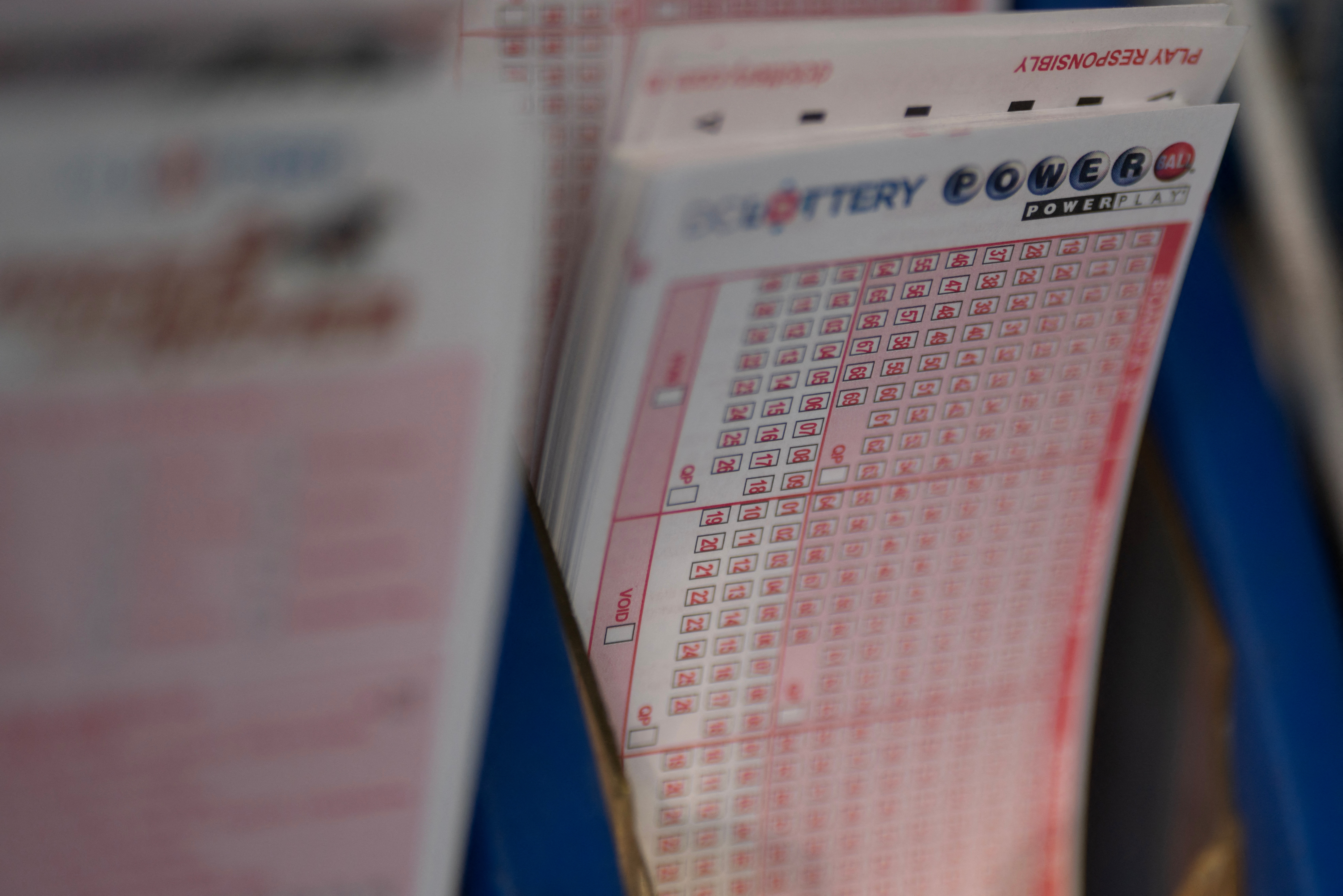 O americancă a câştigat 100.000 de dolari la loterie folosind numerele generate de ChatGPT. Avertismentul loteriei