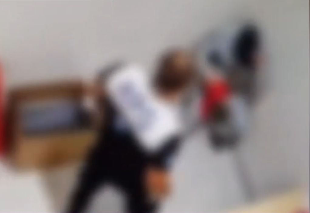 Un agent de pază a fost reținut după ce a lovit un bărbat care fura haine, într-un mall din București