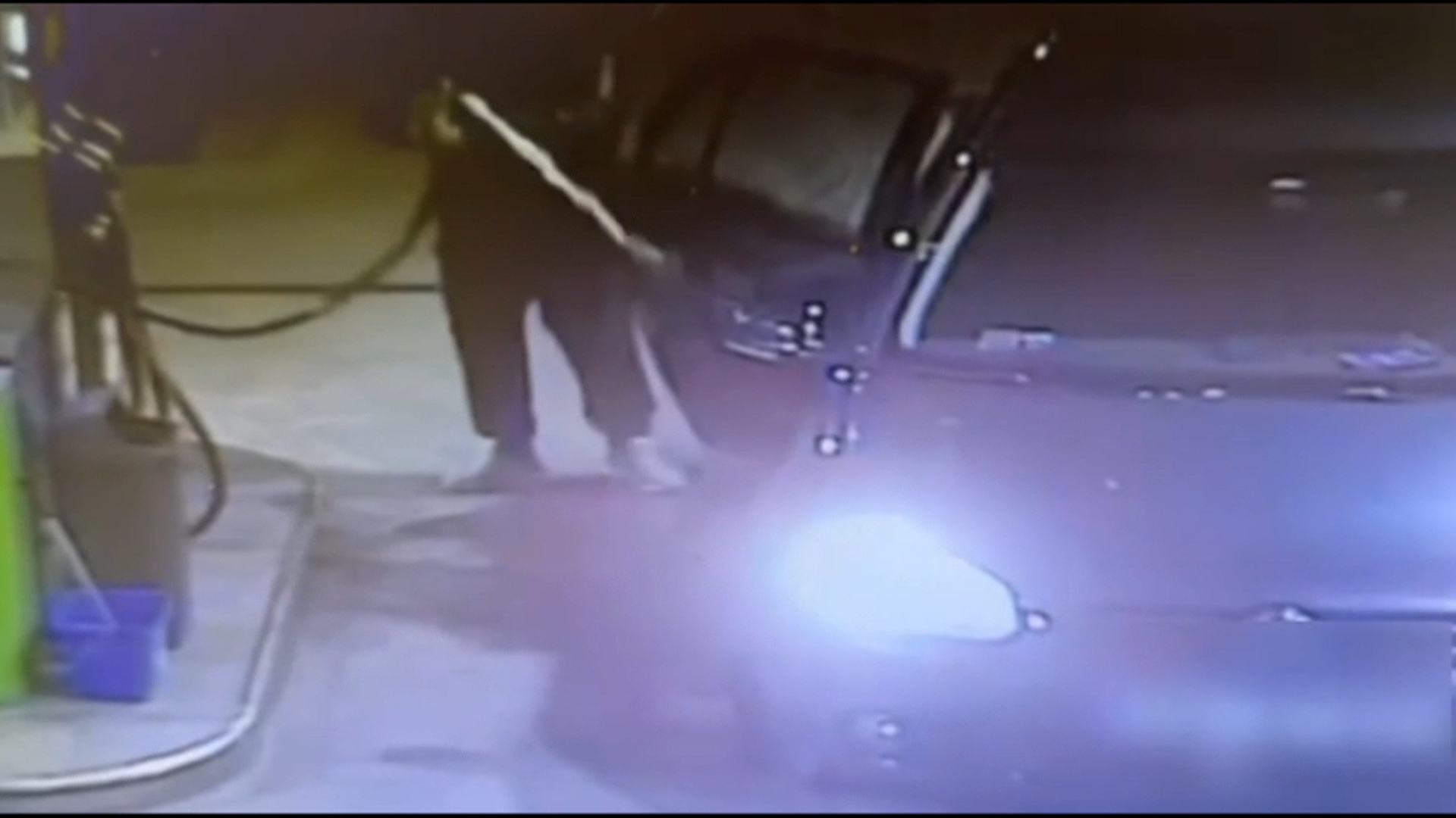 Un bărbat a turnat benzină peste mașină și a amenințat că îi dă foc. Incidentul a fost surprins într-o benzinărie din Timișoara