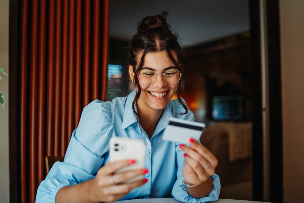 (P) De ce plătesc românii mai mult cu cardul decât cu numerar