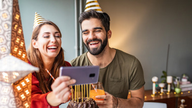 Mesaje de la mulți ani pentru Sfânta Parascheva. Foto Getty Images