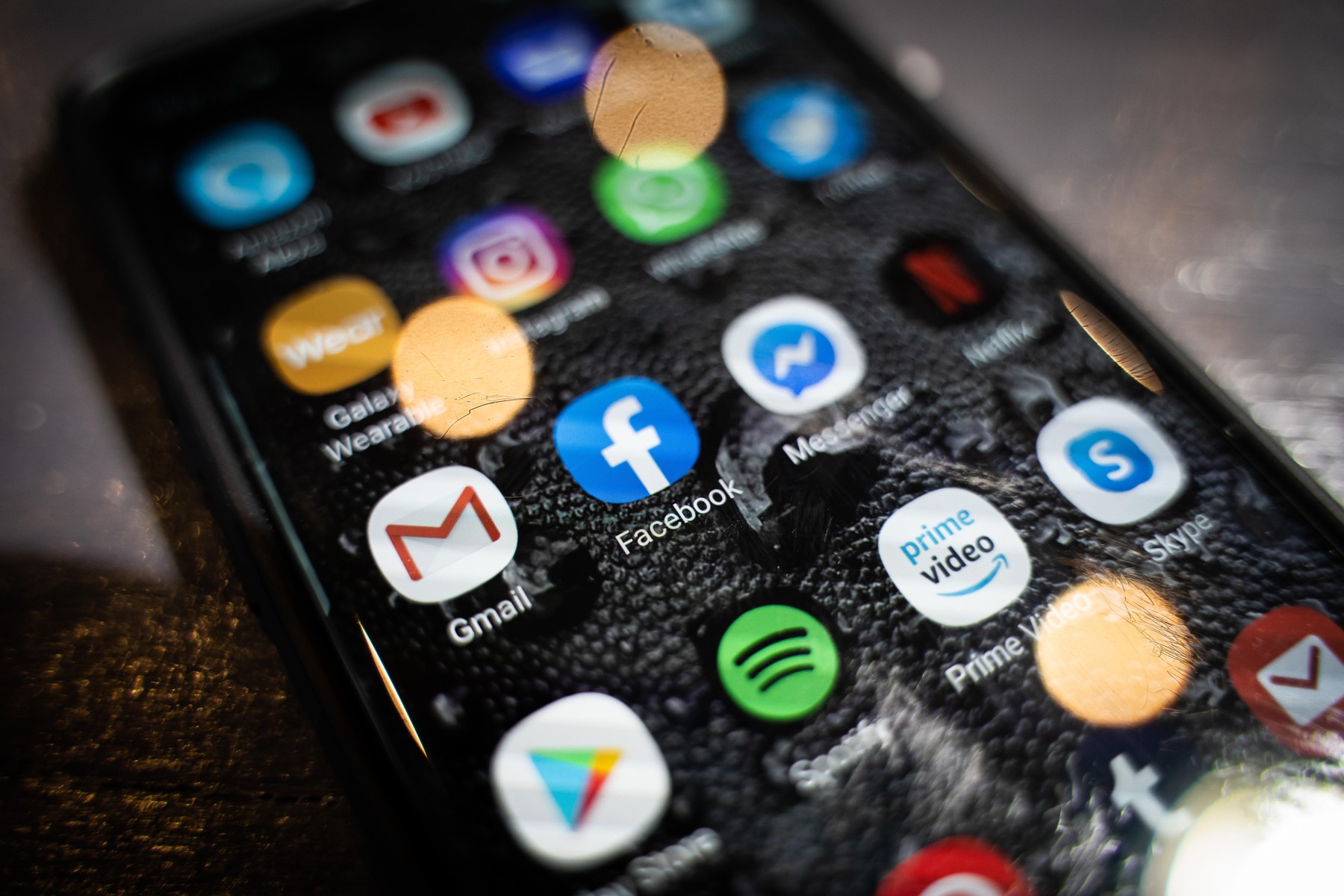 UE investighează Snapchat, Youtube, Apple Store și Google Play în legătură cu impactul asupra copiilor