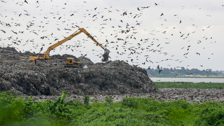 poluare, pasari, Environmental Pollution In Bangladesh, Outskirts of Dhaka - 02 Oct 2025