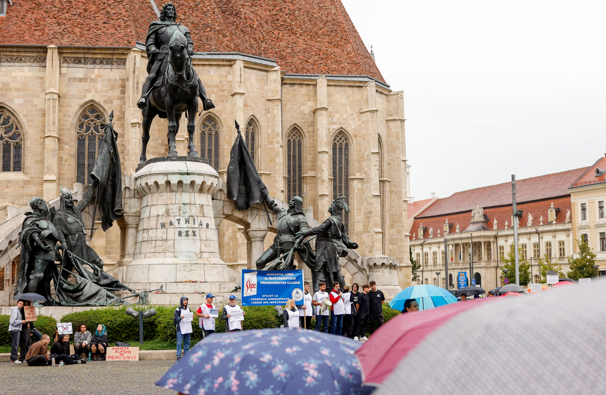Studenții de la o facultate din cadrul UBB reclamă că au fost mutați abuziv în afara orașului Cluj-Napoca. Ce le răspunde Universitatea