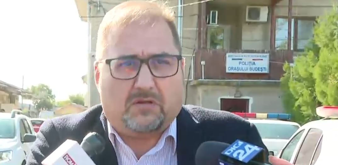 Ședință cu scandal într-o primărie din Călărași, după ce un consilier local a apărut cu un pistol la brâu. Primarul a chemat Poliția