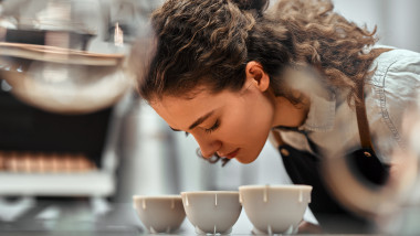 o tanara miroase cafeaua
