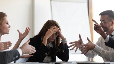 tanara certata la locul de munca