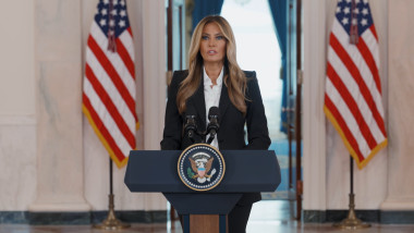 Melania Trump la un pupitru cu microfon