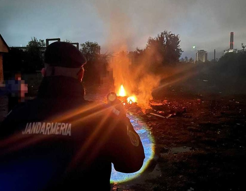 Amenda uriașă primită de o femeie din Bistrița care a dat foc unor gunoaie pe câmp