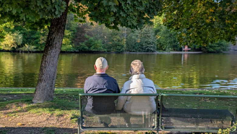 bătrâni la plimbare in parc