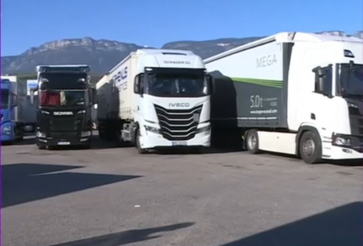 Șofer român, înjunghiat mortal în Italia. Tânărul de 32 de ani a fost găsit fără suflare lângă TIR-ul pe care îl conducea