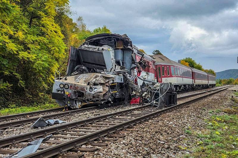Cel puțin 66 de persoane au fost rănite după ce două trenuri s-au ciocnit frontal, anunță autoritățile din Slovacia
