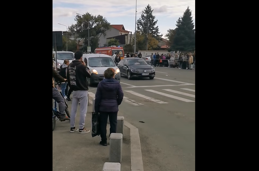 Accident mortal în București. O femeie și copilul ei aflat în cărucior au fost loviți de o mașină pe trecerea de pietoni. Mama a murit