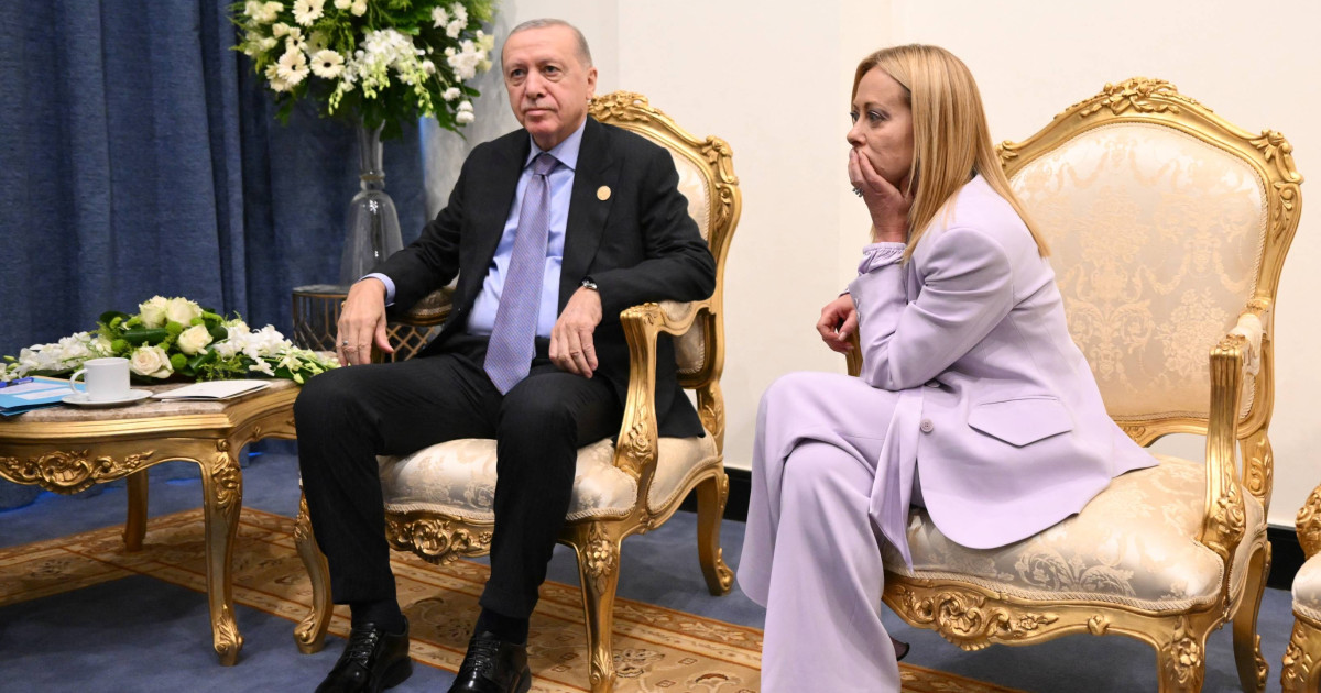 Erdogan o îndeamnă pe Meloni să renunțe la fumat la summitul din Egipt