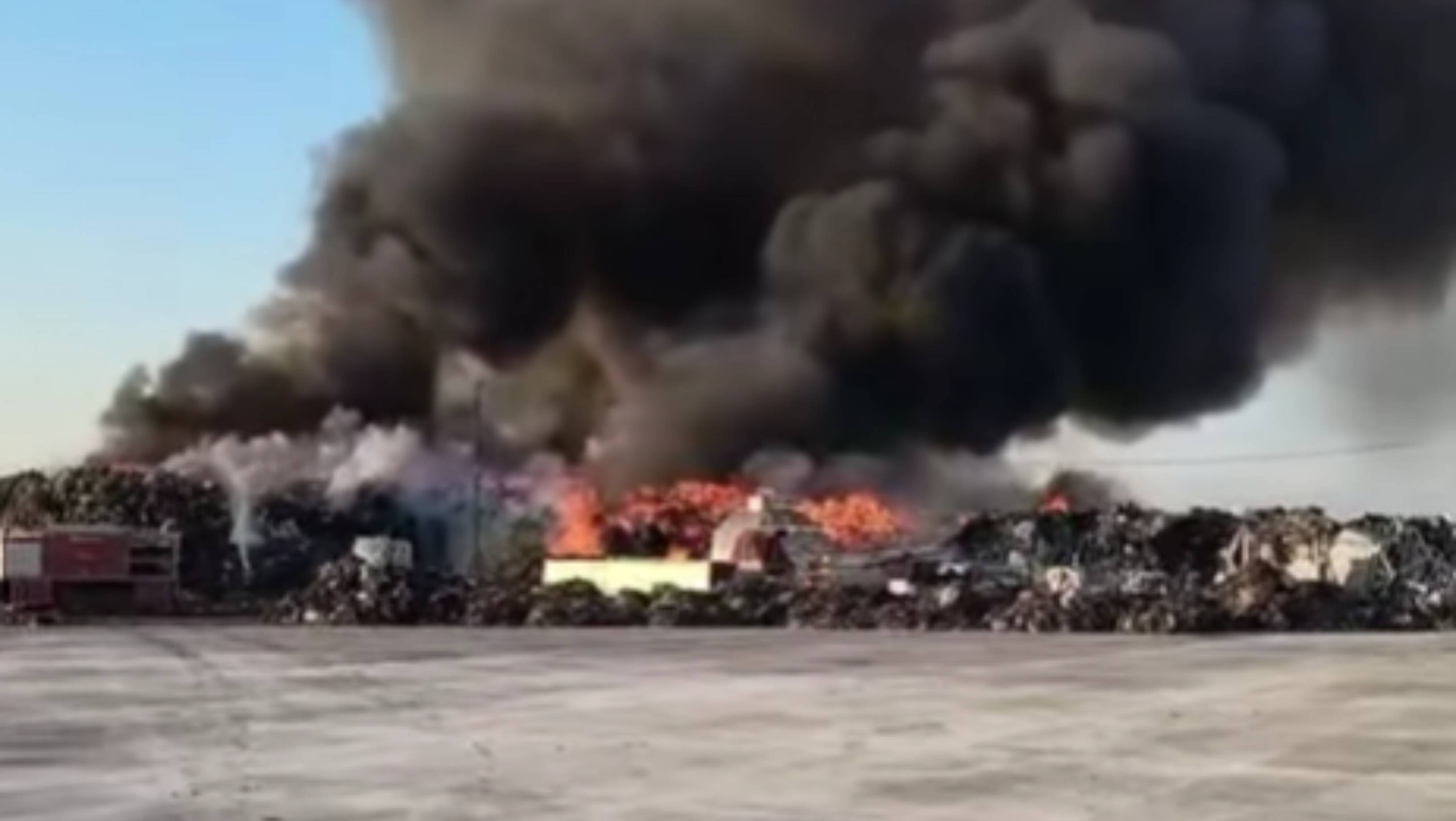 Incendiul din județul Prahova, departe de a fi stins: flăcările se manifestă pe o suprafață de peste 3.000 de metri pătrați