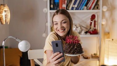 Mesaje de „La mulți ani” pentru Sfântul Dumitru. Foto Getty Images