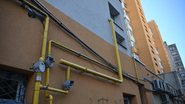 Contoare de gaz si tevi de gaz sunt vizibile in exteriorul unui bloc din cartierul Rahova, in Bucuresti