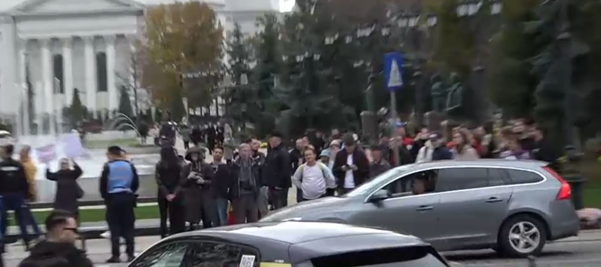 Predsednika Nicușorja Dana ob prihodu v Iași pričakali z žvižgi in vzkliki "Izdajalec" in "Pojdi v Ukrajino"