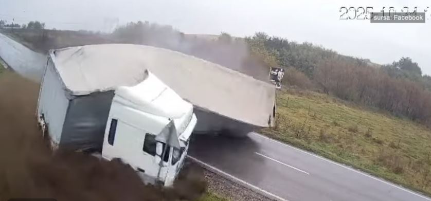 VIDEO Accident grav pe DN2: Doi oameni au murit după ce un TIR s-a răsturnat peste o maşină. Momentul impactului