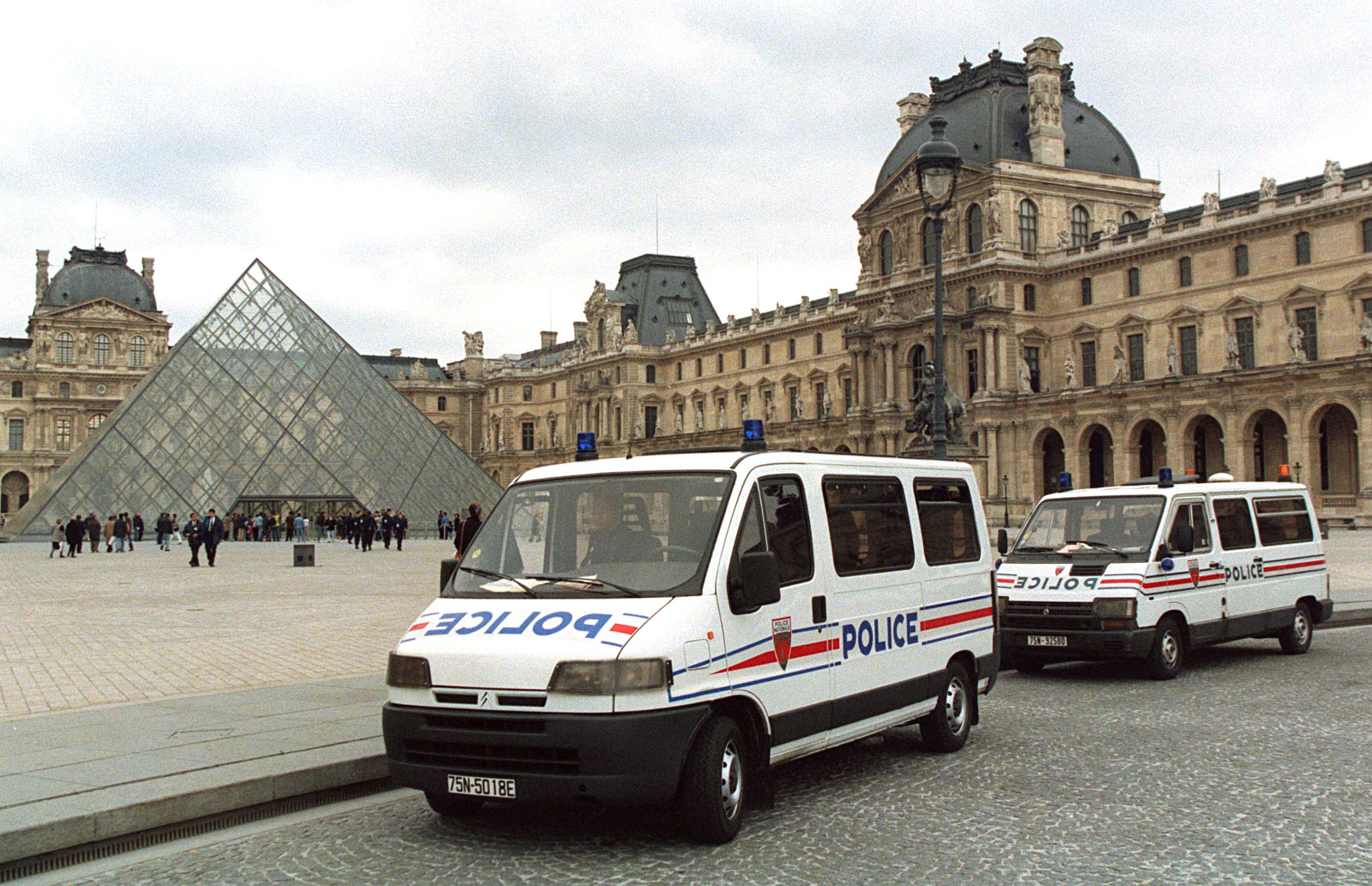 O parte din colecția de bijuterii de la Luvru, care nu au fost furate, a fost transferată la Banca Franței