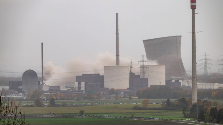 VIDEO  Momentul în care sunt demolate două turnuri de răcire ale unei centrale nucleare din Germania