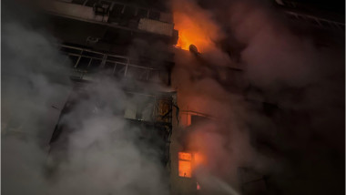 bloc in flacari dupa ce a fost lovit de o drona ruseasca, la kiev