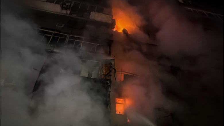 bloc in flacari dupa ce a fost lovit de o drona ruseasca, la kiev