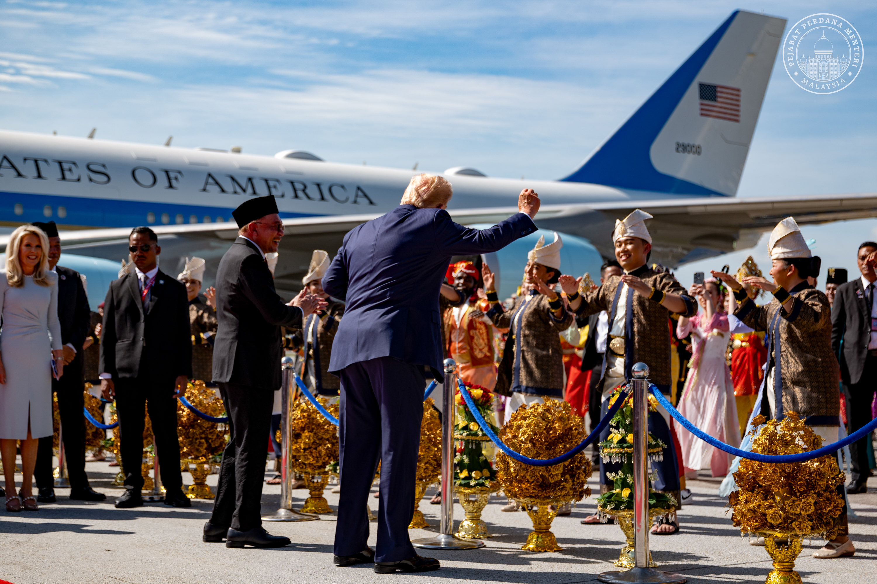 Donald Trump a dansat la sosirea pe aeroportul din Kuala Lumpur, în Malaysia. Care e agenda președintelui SUA în Asia