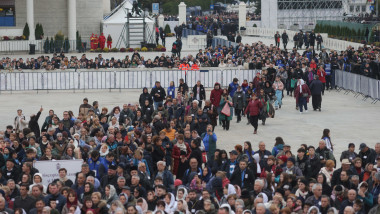 Credincioși se strâng în fața Catedralei Mântuirii Neamului (Catedrala Națională) înaintea ceremoniei de sfințire, în București, 26 octombrie 2025. Foto: Inquam Photos / George Călin