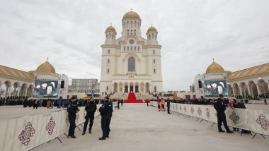 Credincioși se strâng în fața Catedralei Mântuirii Neamului (Catedrala Națională) înaintea ceremoniei de sfințire, în București, 26 octombrie 2025.