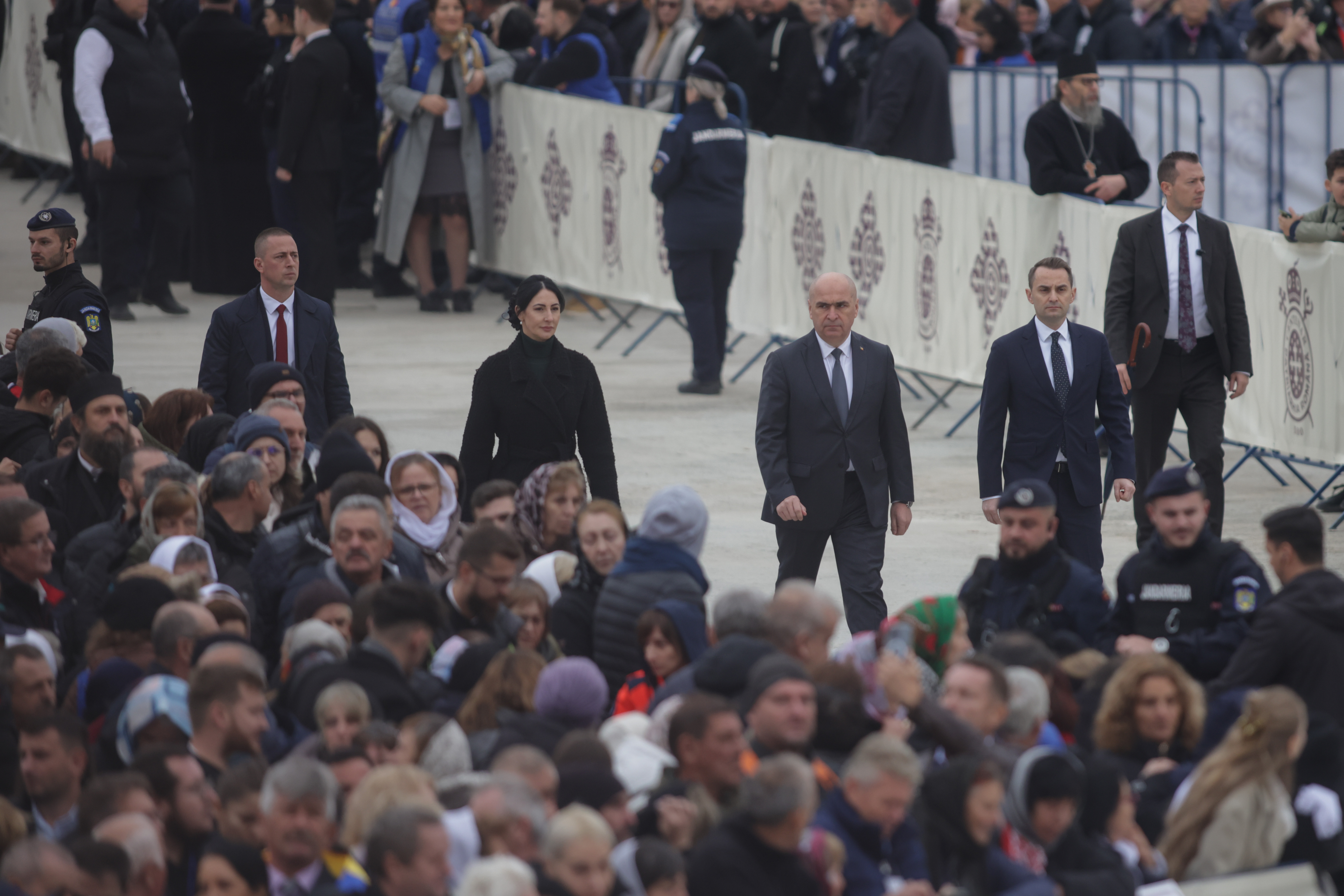 Susținătorii lui Călin Georgescu au făcut scandal la inaugurarea Catedralei Naționale. Au intervenit jandarmii