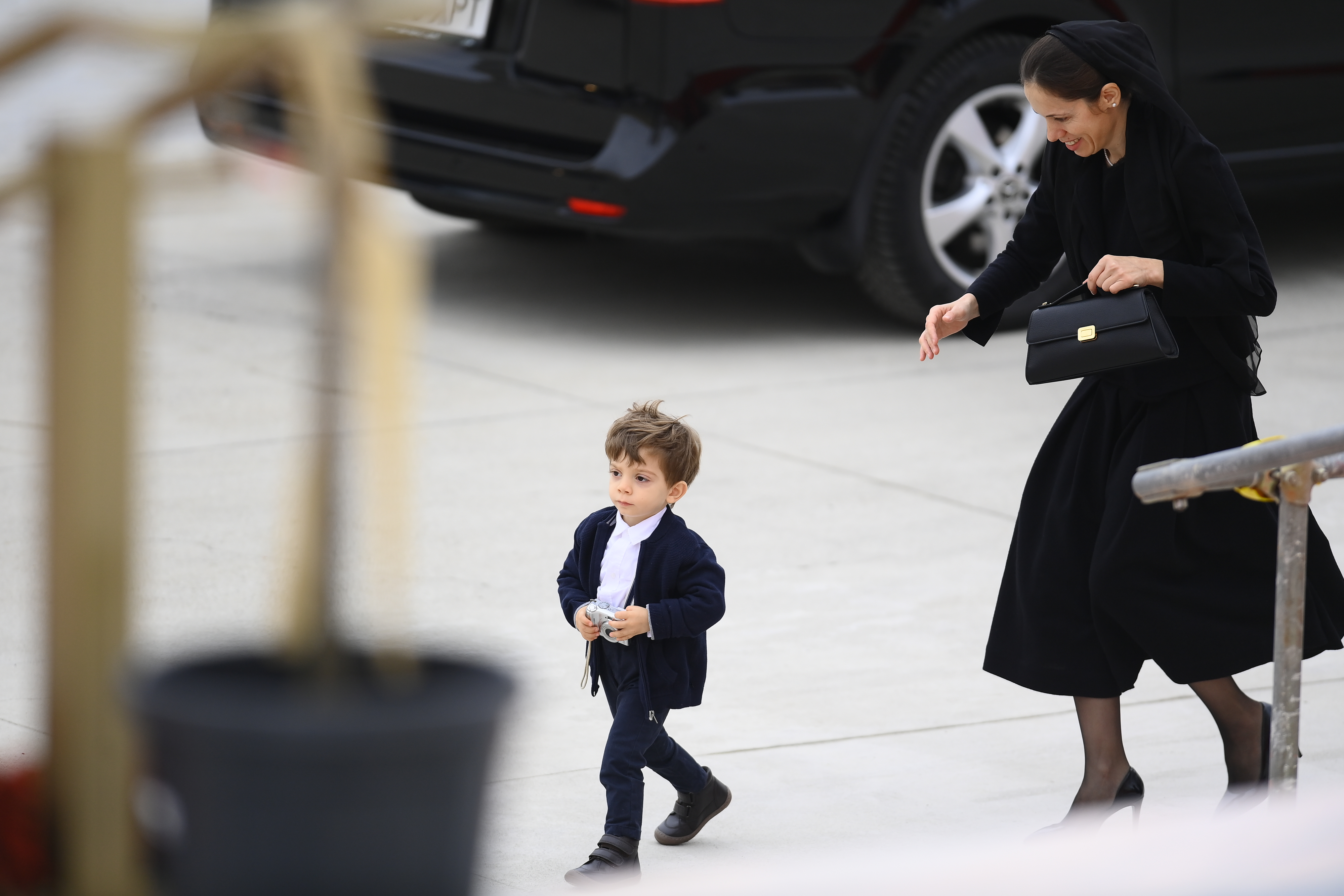 Momente amuzante cu băiețelul lui Nicușor Dan la inaugurarea Catedralei Naționale. Mezinul președintelui a fost în centrul atenției