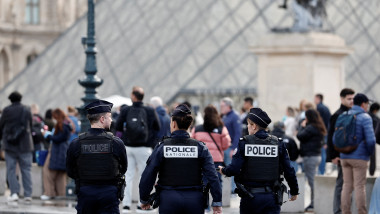 polițiști în față la muzeul luvru