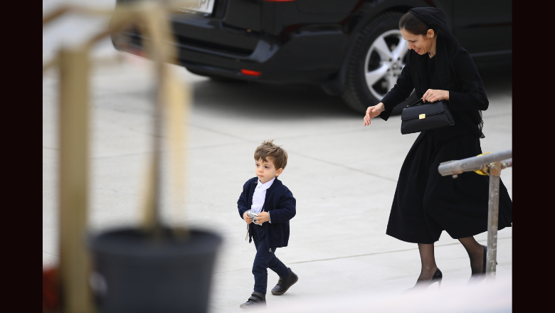 Momente amuzante cu băiețelul lui Nicușor Dan la inaugurarea Catedralei Naționale. Mezinul președintelui a fost în centrul atenției