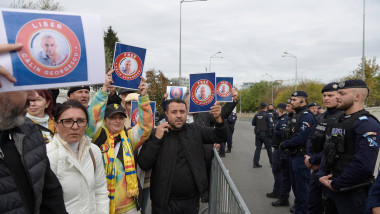 susținătorii lui călin georgescu la catedrala națională