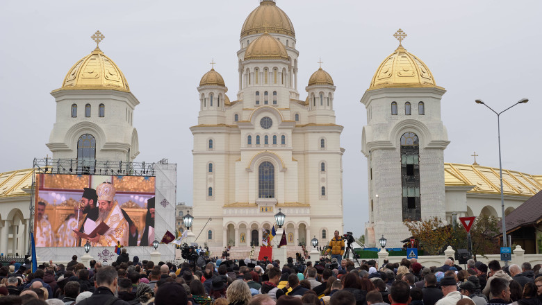 VIDEO  Cozi impresionante la Catedrala Națională: 20.000 de oameni au vizitat lăcașul de cult ortodox. Până vineri se intră în Altar