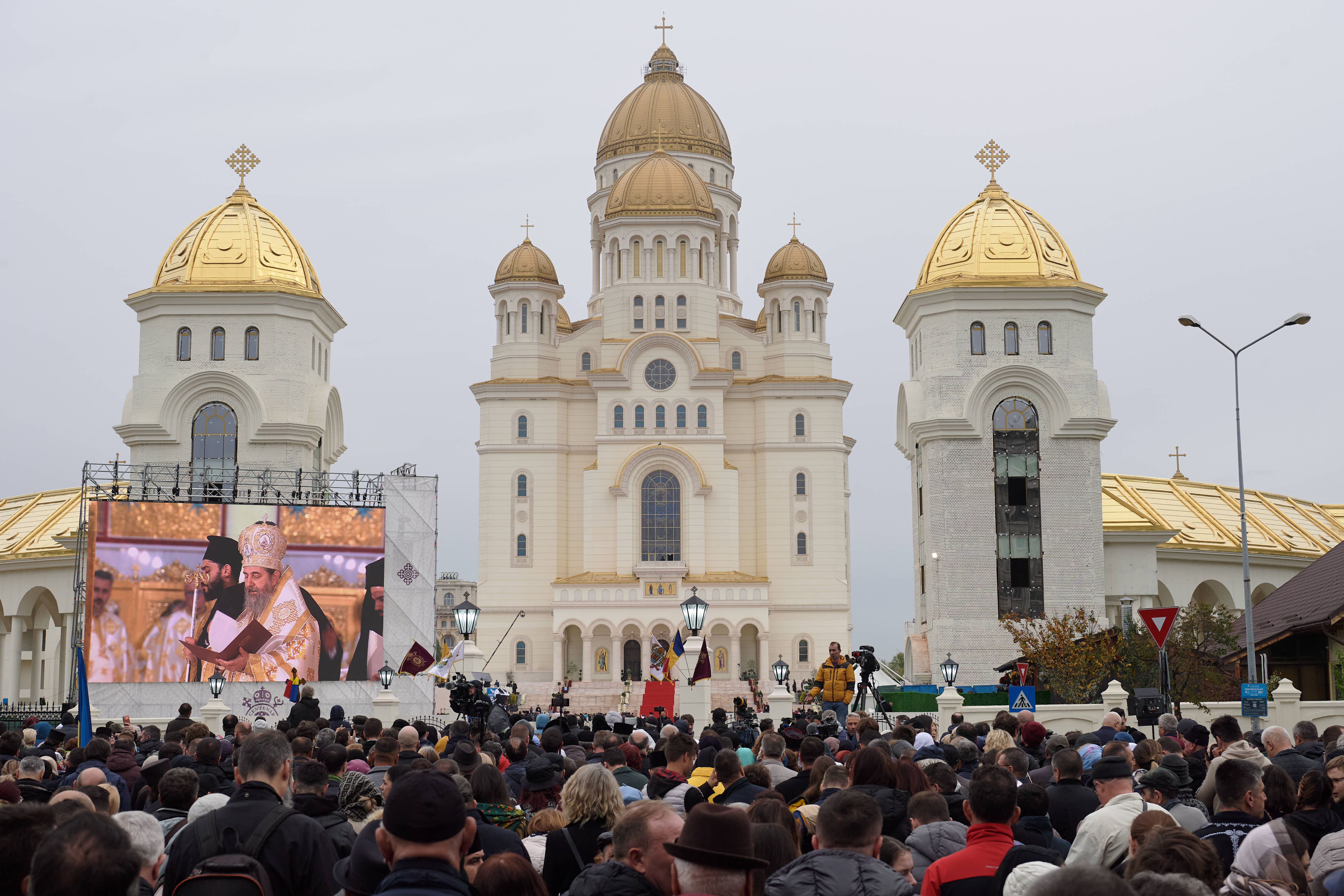 Ziua inaugurării Catedralei Naționale. Mii de oameni au venit să vadă cea mai mare biserică ortodoxă din lume. Politicieni huiduiți