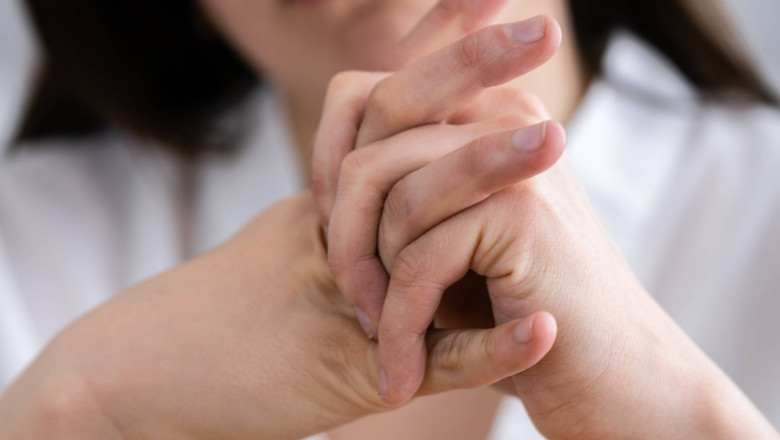 De la trosnitul degetelor la guma de mestecat care rămâne în stomac: experții demontează cele mai întâlnite mituri despre sănătate