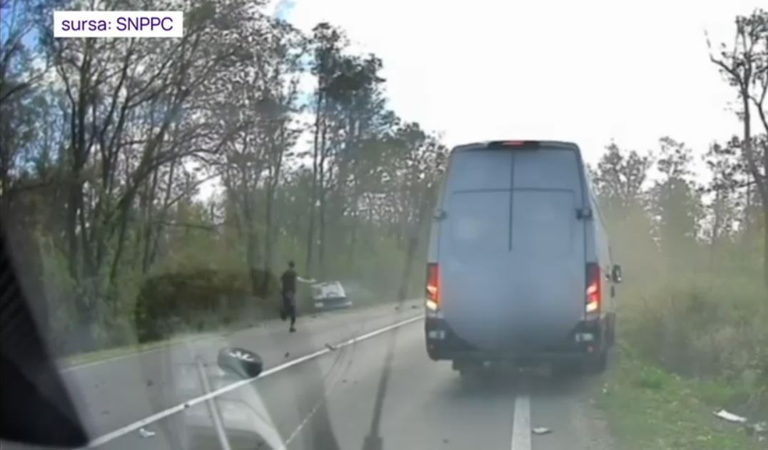 Un polițist aflat în timpul liber a fost salvator pentru victimele unui accident din Mehedinți. Momentul, surprins de o cameră de bord