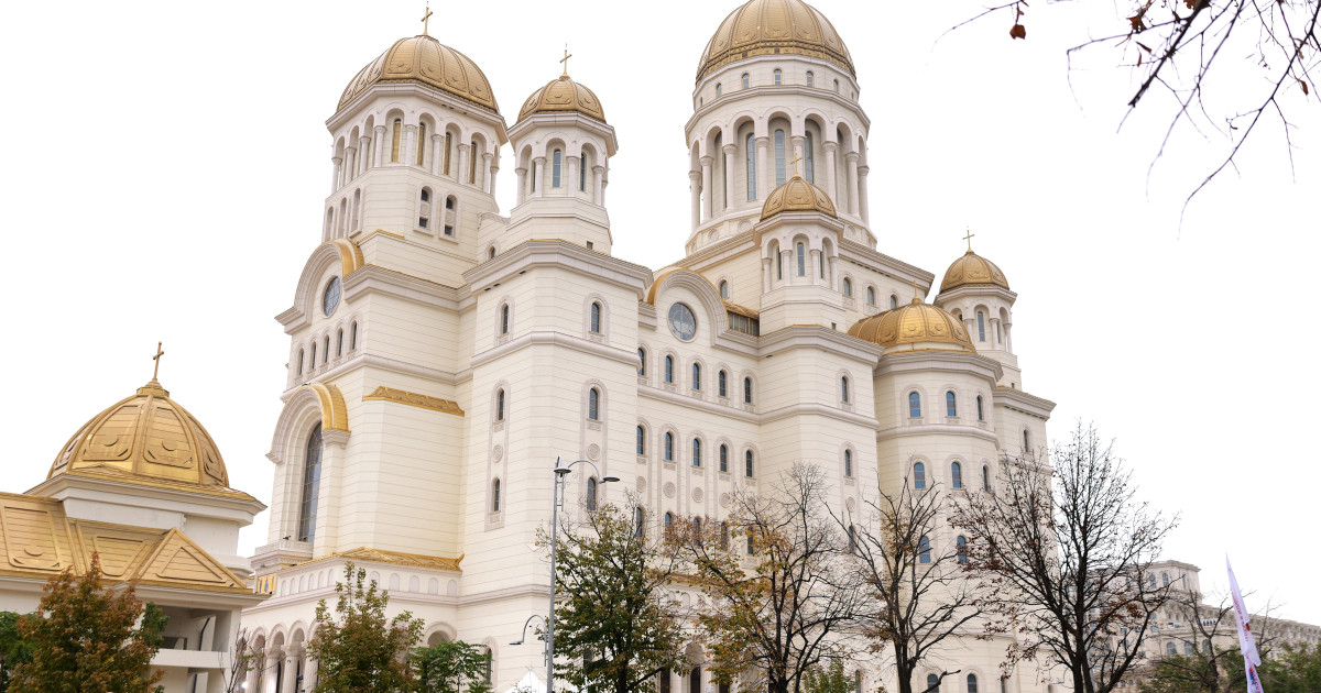 Închinarea credincioşilor în Sfântul Altar al Catedralei Naţionale se ...