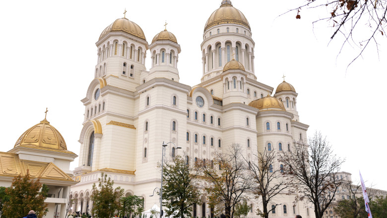 Melodie pe versuri de Radu Gyr, propagandistul Mişcării Legionare, cântată în Catedrala Naţională. Bănescu: Face rău Bisericii